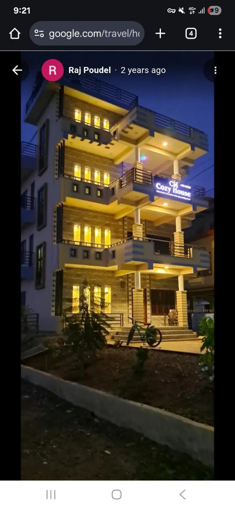 Vue nocturne de Cozy house à Bharatpur avec des lumières chaudes illuminant l'extérieur à plusieurs étages.