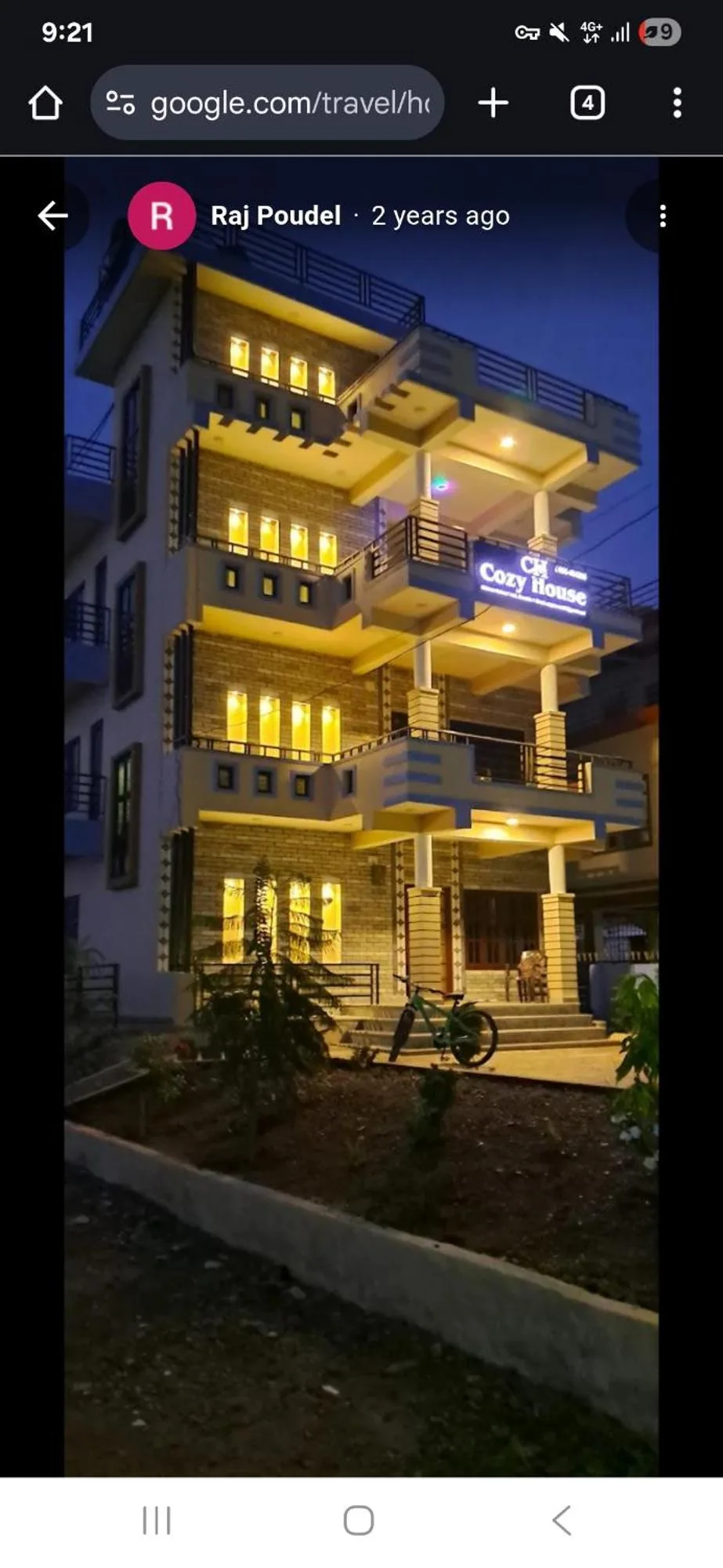 Vue nocturne de Cozy house à Bharatpur avec des lumières chaudes illuminant l'extérieur à plusieurs étages.