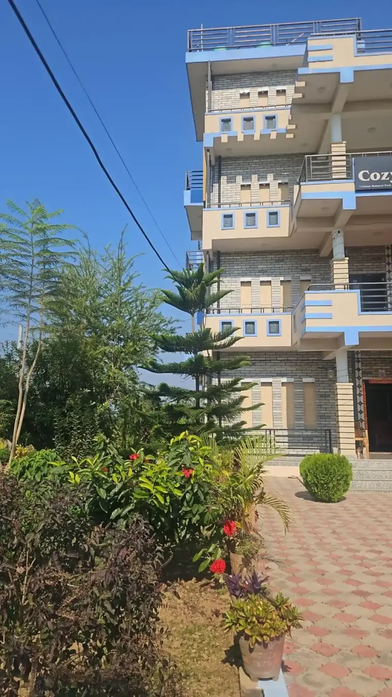 Vista exterior de Cozy house en Bharatpur con flores