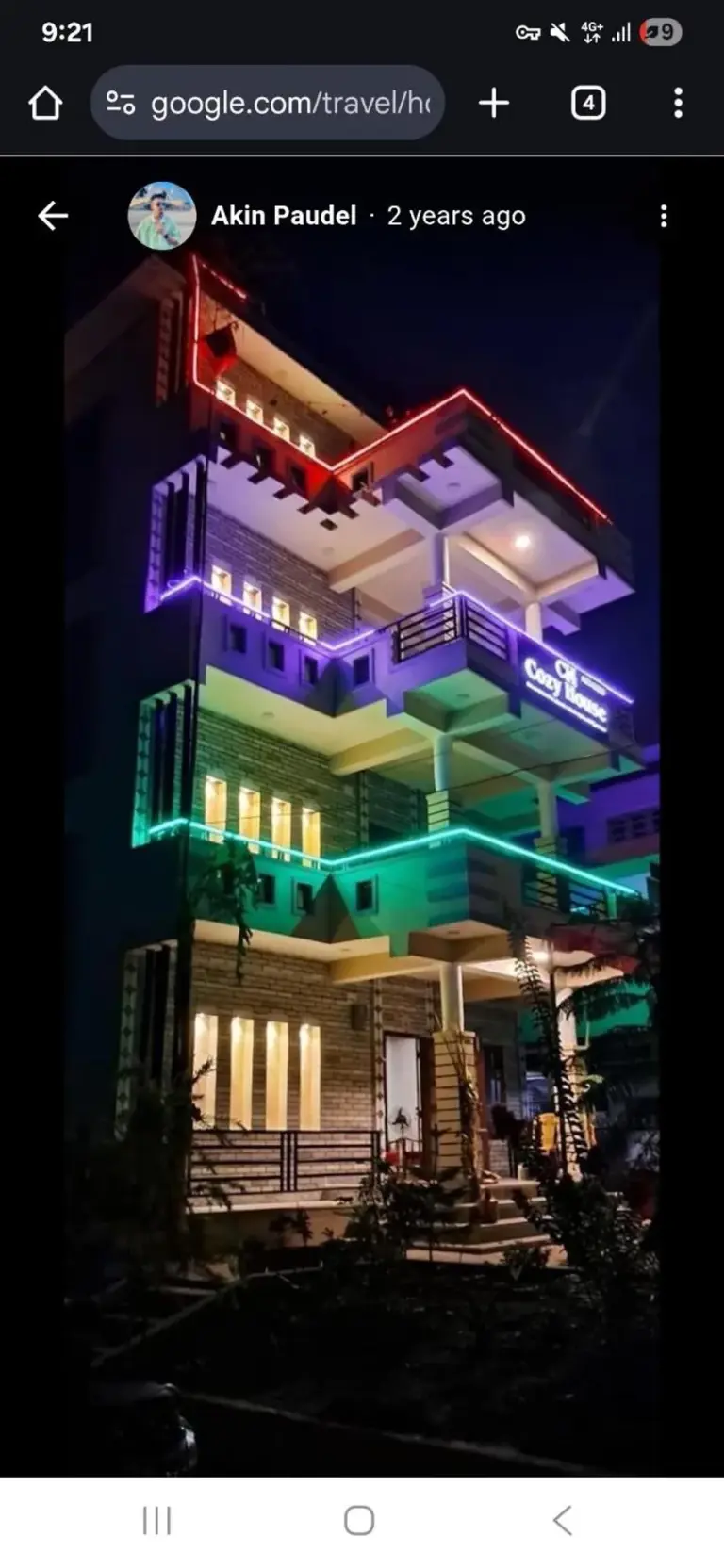 Extérieur de nuit de Cozy house à Bharatpur, éclairé de façon colorée avec un éclairage LED vibrant sur tout le bâtiment.