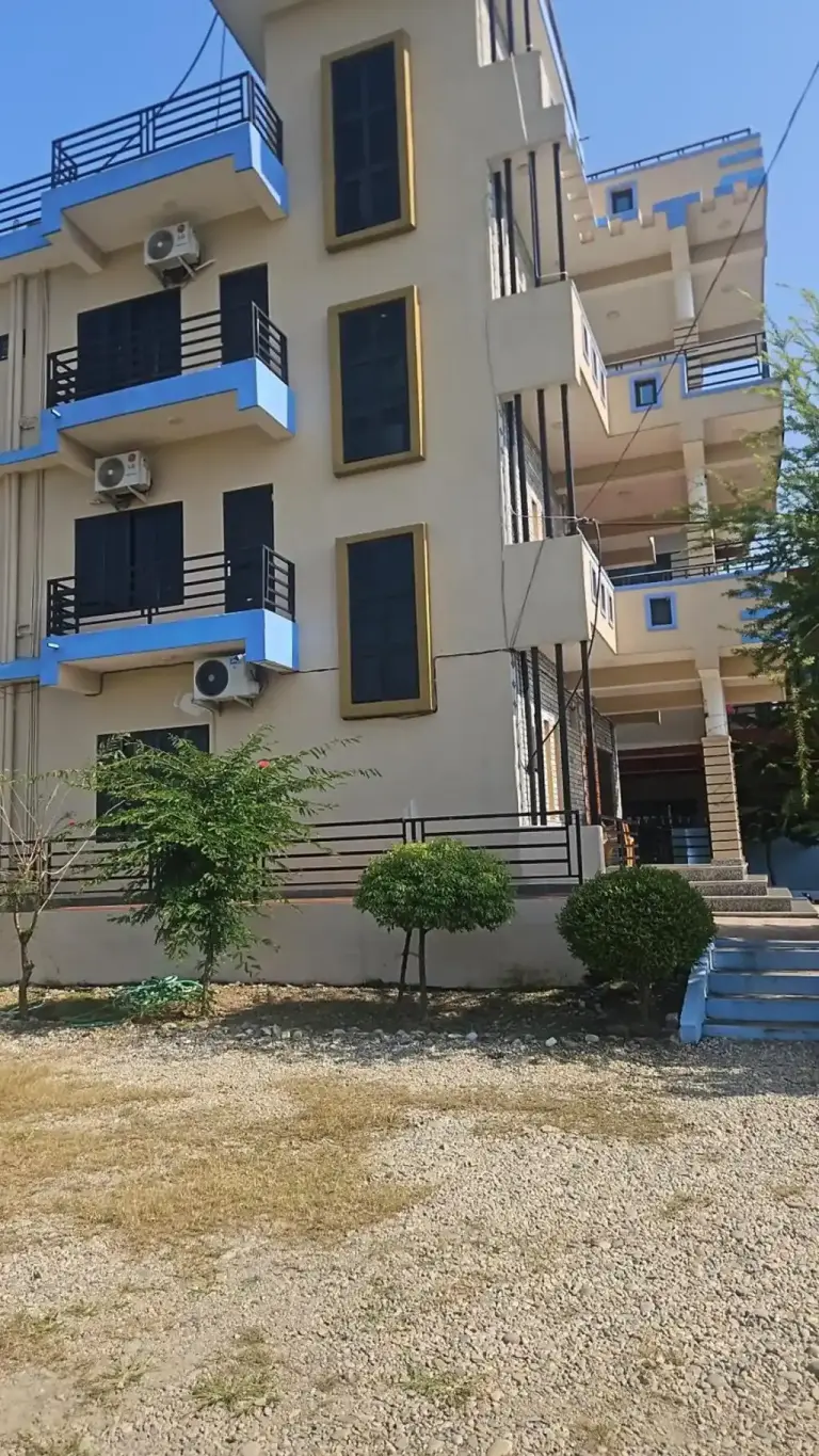 Vue latérale de Cozy house à Bharatpur montrant les balcons, les fenêtres et la structure du bâtiment.