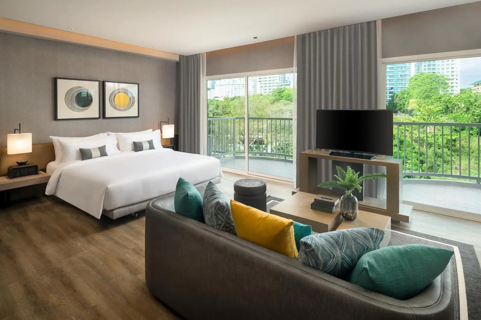 Wohnbereich in einem Zimmer im Hotel Cross Pattaya Pratamnak