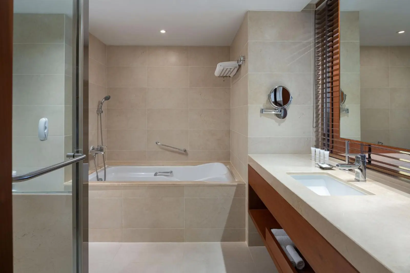 Geräumiges Badezimmer im Crowne Plaza Bangkok Lumpini Park
