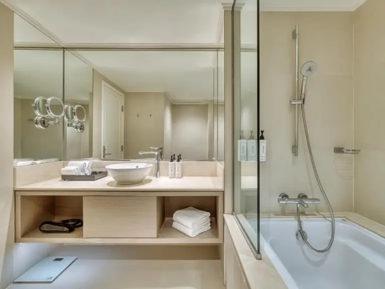 Badezimmer im Crowne Plaza Bangkok Lumpini Park mit modernen Annehmlichkeiten