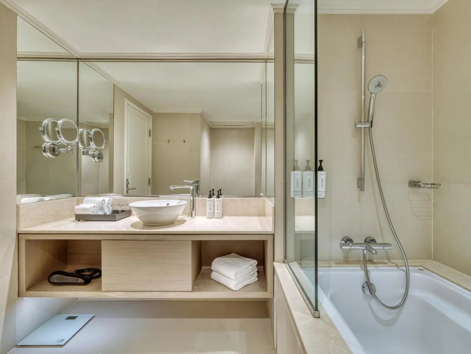 Badezimmer im Crowne Plaza Bangkok Lumpini Park mit modernen Annehmlichkeiten