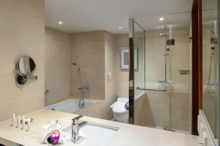 Badewannen- und Duschbereich im Crowne Plaza Bangkok Lumpini Park