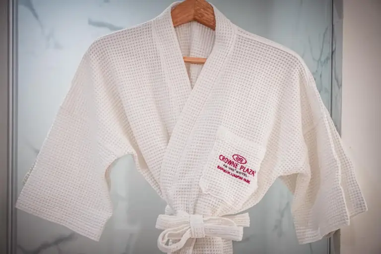 Crowne Plaza Bangkok Lumpini Park Bademantel, der im Badezimmer hängt