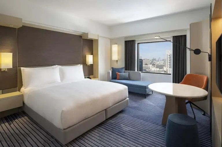 King Room im Crowne Plaza Bangkok Lumpini Park mit Stadtblick