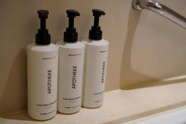Crowne Plaza Bangkok Lumpini Park pflanzenbasierte Shampoo-Flaschen