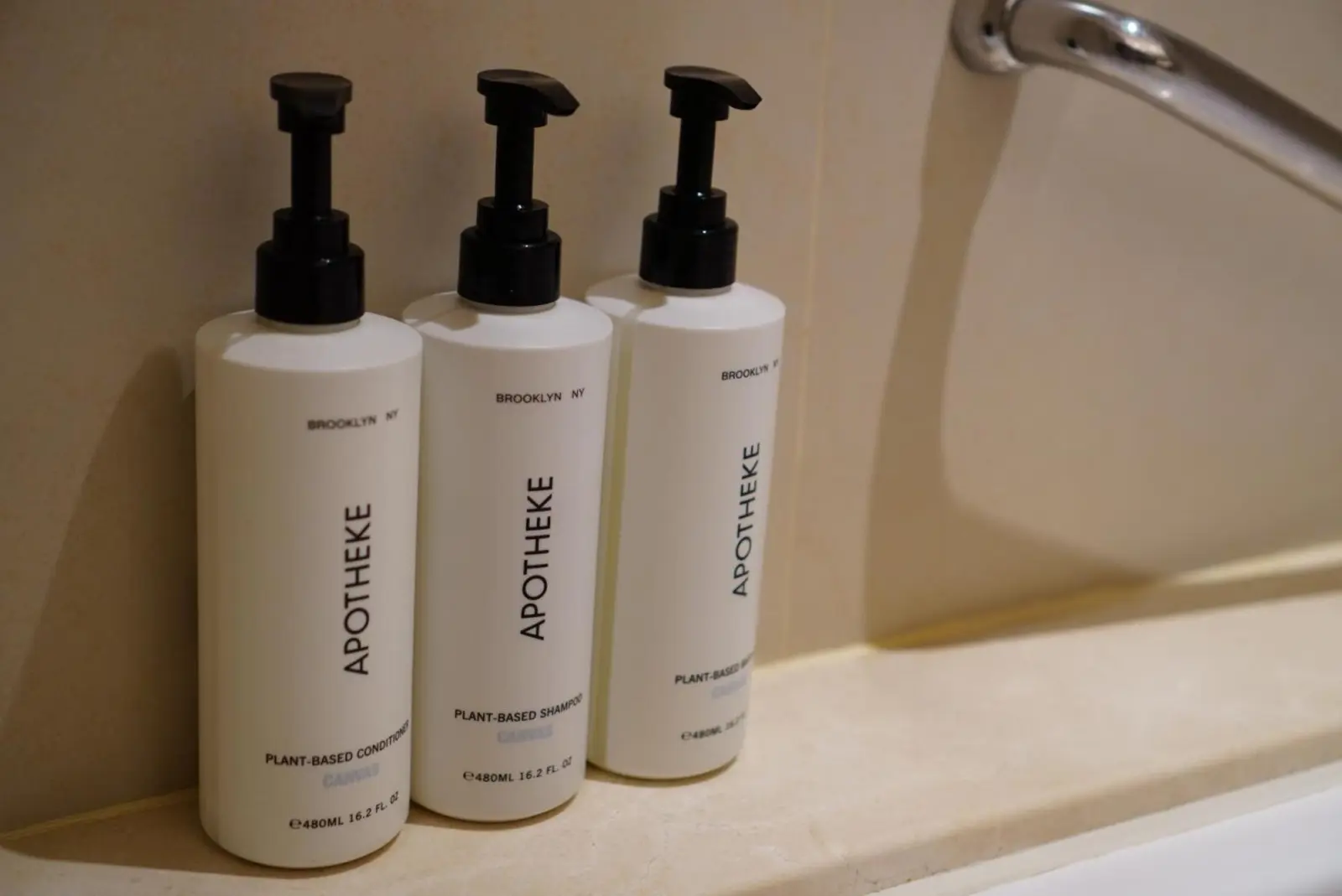 Crowne Plaza Bangkok Lumpini Park pflanzenbasierte Shampoo-Flaschen