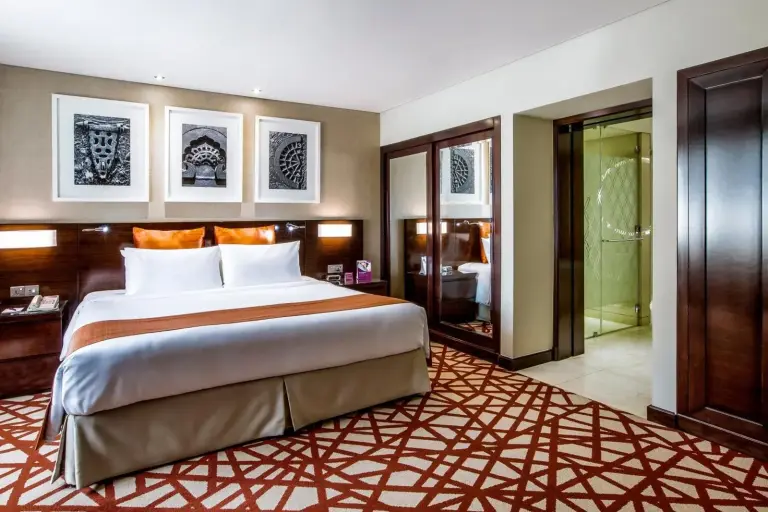 Chambre d'hôtel confortable au Crowne Plaza Dubai Deira à Dubai avec lit king-size et entrée de salle de bains