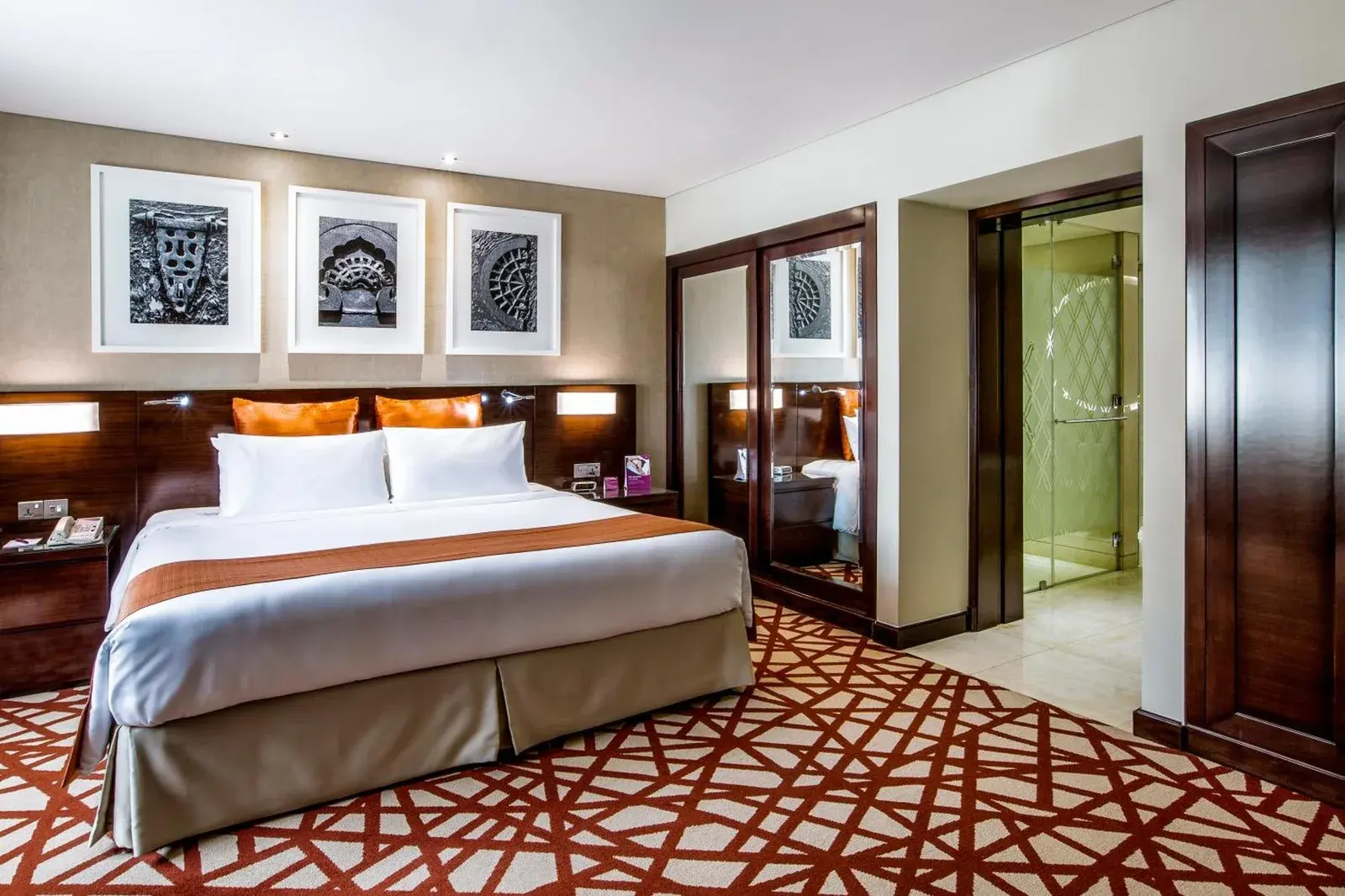 Chambre d'hôtel confortable au Crowne Plaza Dubai Deira à Dubai avec lit king-size et entrée de salle de bains