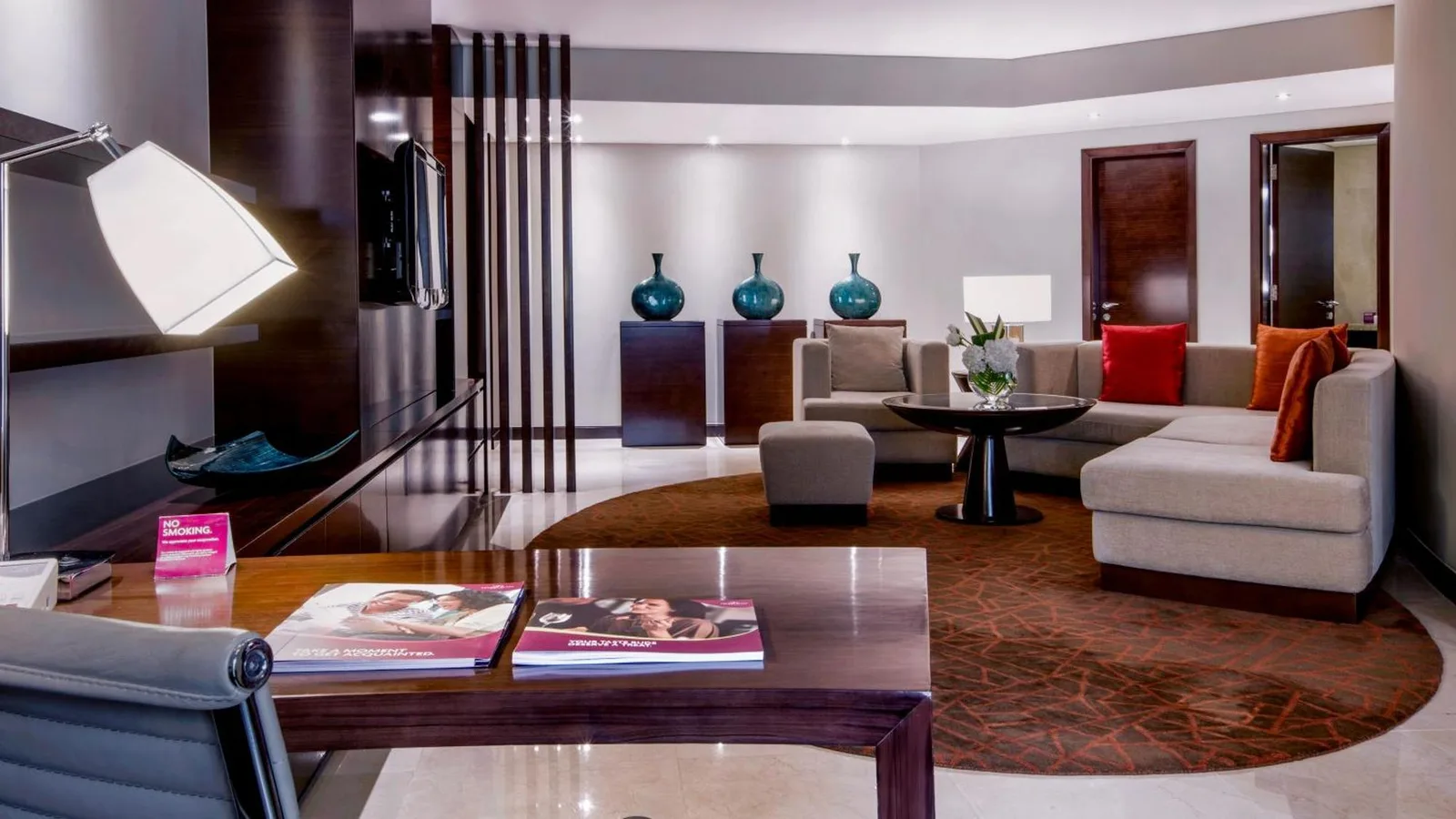 Salon de suite moderne au Crowne Plaza Dubai Deira à Dubai avec coin salon et touches décoratives