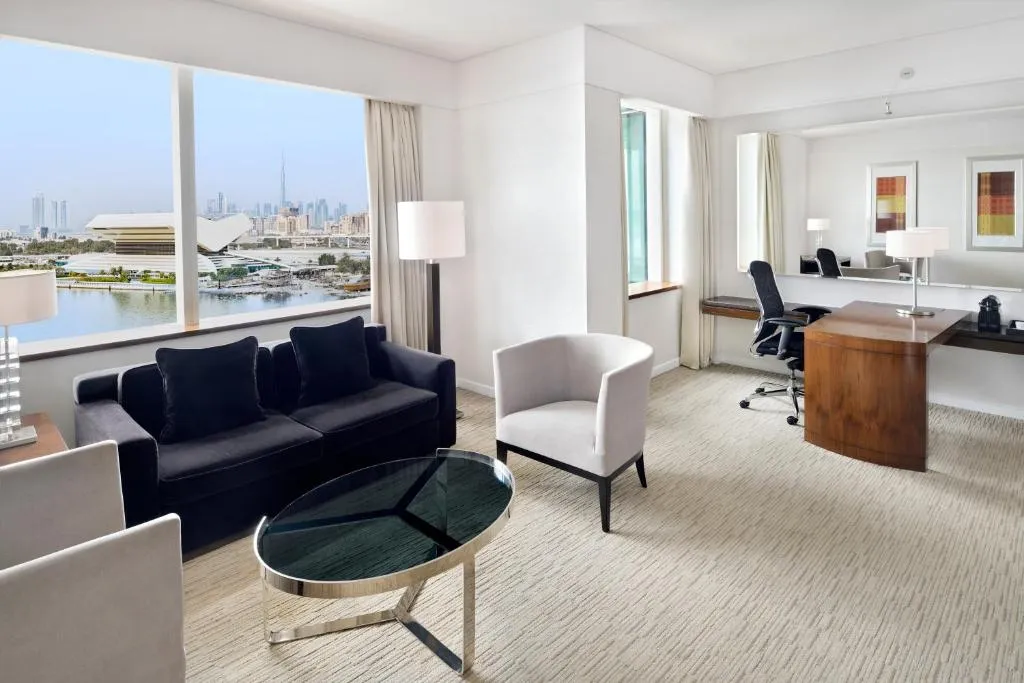 Espace de vie de la suite junior au Crowne Plaza Dubai Festival City