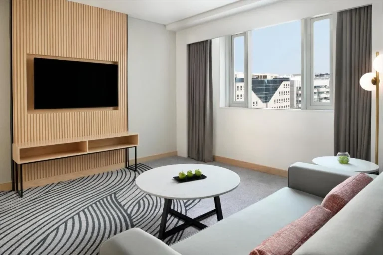 Crowne Plaza - Dubai Jumeirah by IHG – Dubai, United Arab Emirates hotel – a living room with a tv and a couch and a table at Crowne Plaza - Dubai Jumeirah by IHG in Dubai