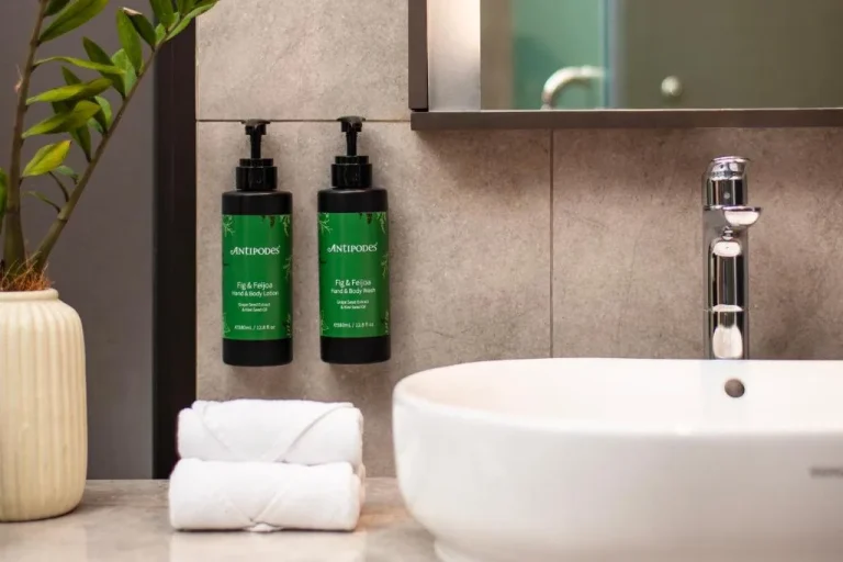 Badezimmerannehmlichkeiten im Crowne Plaza Labuan Bajo mit umweltfreundlichen Produkten