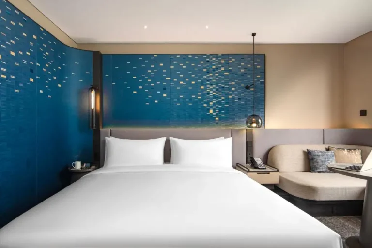 Innenansicht eines Gästezimmers im Crowne Plaza Labuan Bajo mit modernem Dekor