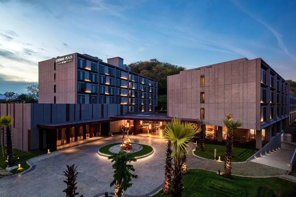 Außenansicht des Crowne Plaza Labuan Bajo, die seine moderne Architektur zeigt