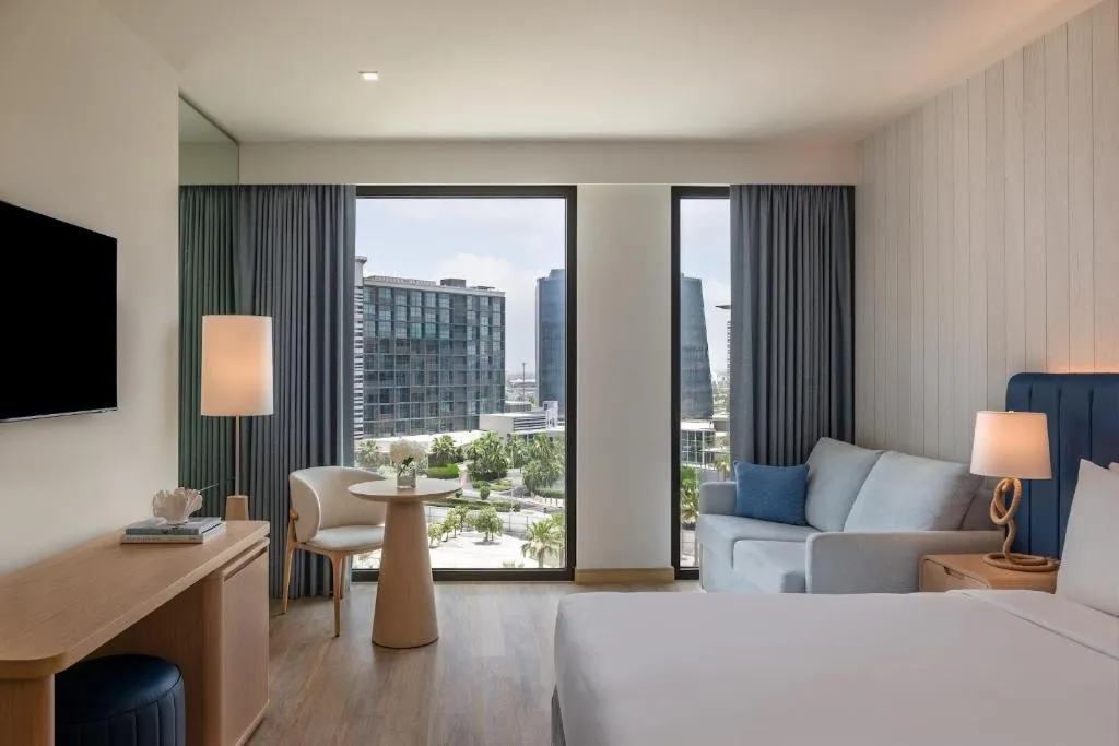 Crowne Plaza Yas Island by IHG – Abu Dhabi, Emiratos Árabes Unidos hotel – un baño con una bañera, un lavabo y una ducha en Crowne Plaza Yas Island by IHG en Abu Dhabi
