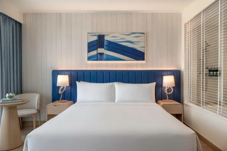 Crowne Plaza Yas Island by IHG – Abu Dhabi, Emiratos Árabes Unidos hotel – un dormitorio con una cama grande y dos lámparas en Crowne Plaza Yas Island by IHG en Abu Dhabi