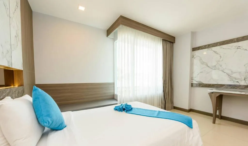 Gemütlicher Schlafzimmerbereich im Crystal Palace Luxury Hotel Pattaya