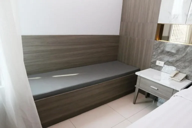 Gemütlicher Sitzbereich im Zimmer im Crystal Palace Luxury Hotel Pattaya