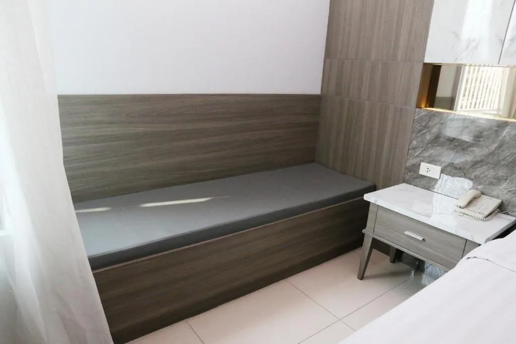 Gemütlicher Sitzbereich im Zimmer im Crystal Palace Luxury Hotel Pattaya