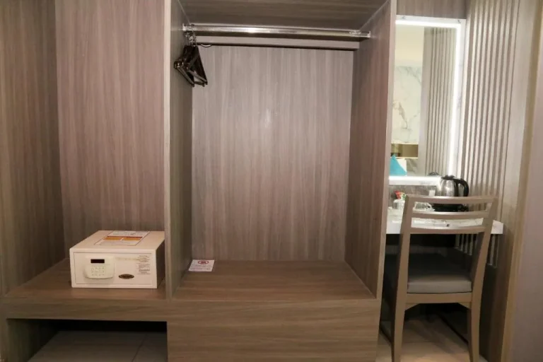 Kleiderschrankplatz im Zimmer im Crystal Palace Luxury Hotel Pattaya