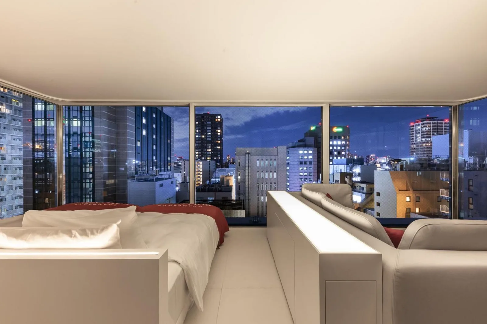 Vue nocturne depuis une chambre du CUVEE J2 HOTEL OSAKA