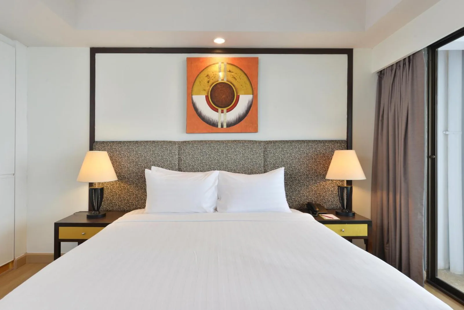 King bedroom at D Varee Jomtien Beach, Pattaya with twin bedside lamps and modern decor.