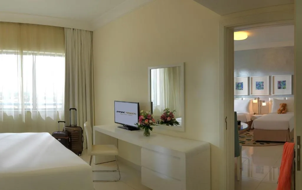 DAMAC Maison Mall Street Schlafzimmer mit Fernseher