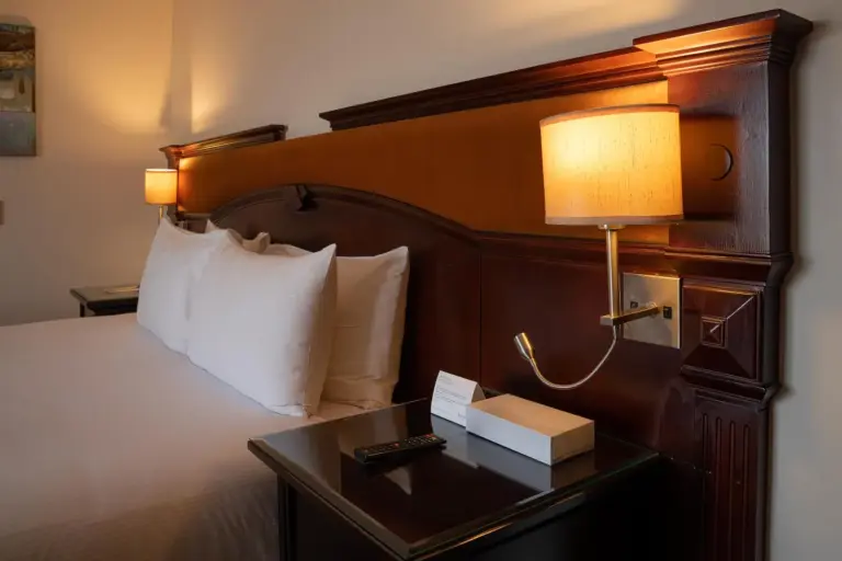 Gros plan sur la table de chevet et la lampe dans une chambre d’hôtes du Danat Al Ain Resort à Al Ain.
