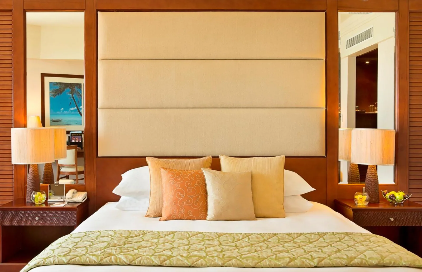 Détails de la chambre du Danat Jebel Dhanna Resort avec une décoration élégante