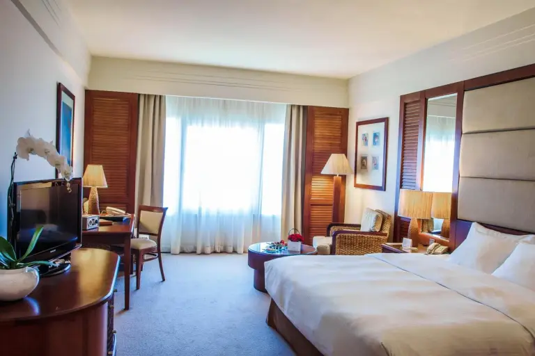 Chambre lumineuse du Danat Jebel Dhanna Resort avec lumière naturelle