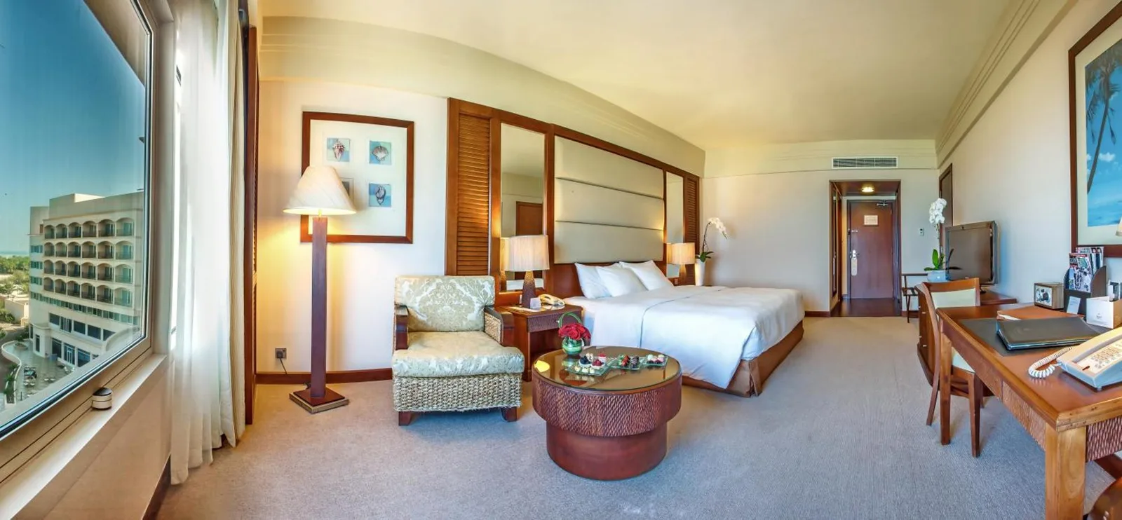 Chambre spacieuse au Danat Jebel Dhanna Resort avec mobilier moderne