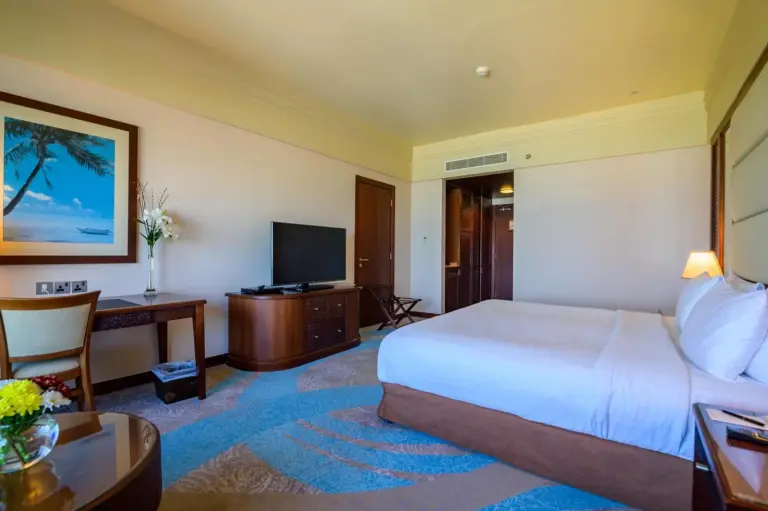 Chambre standard du Danat Jebel Dhanna Resort avec des équipements modernes