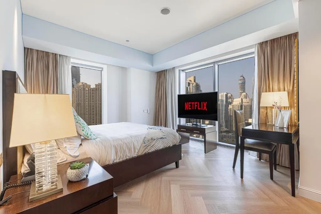 Chambre avec bureau dans la suite Daniels 1BR au JW Marriott, Dubaï