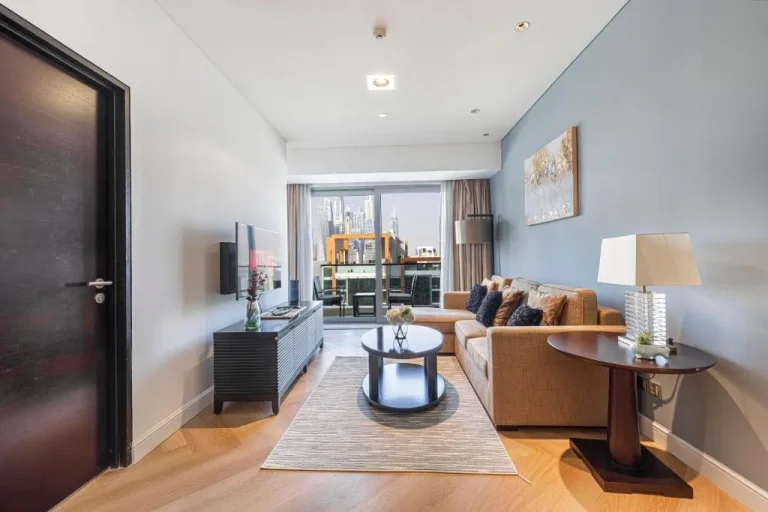 Vue du salon dans Daniels 1BR au JW Marriott, Dubaï
