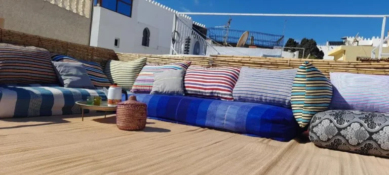 Ambiente de lounge acogedor en Dar Ba Rachid