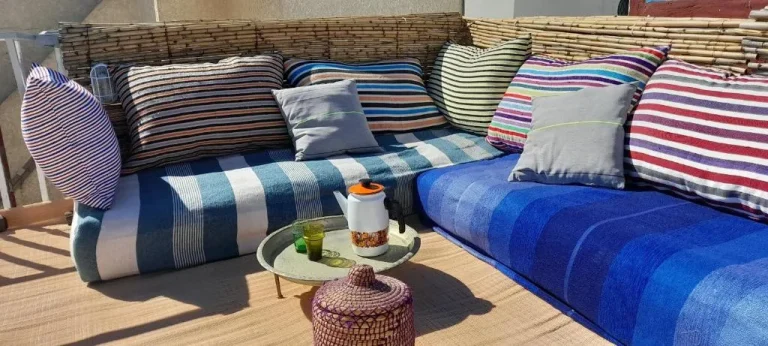 Área de salón decorativa en Dar Ba Rachid