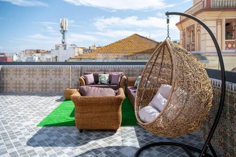 Espace salon sur le toit de l'hôtel Dar Belleza