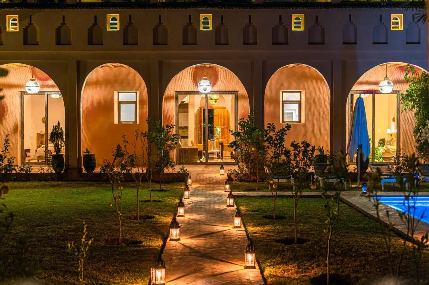 Exterior del hotel Dar Hnini iluminado por la noche