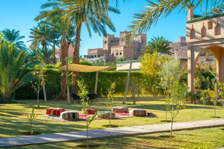 Zona de asientos al aire libre en el jardín del hotel Dar Hnini