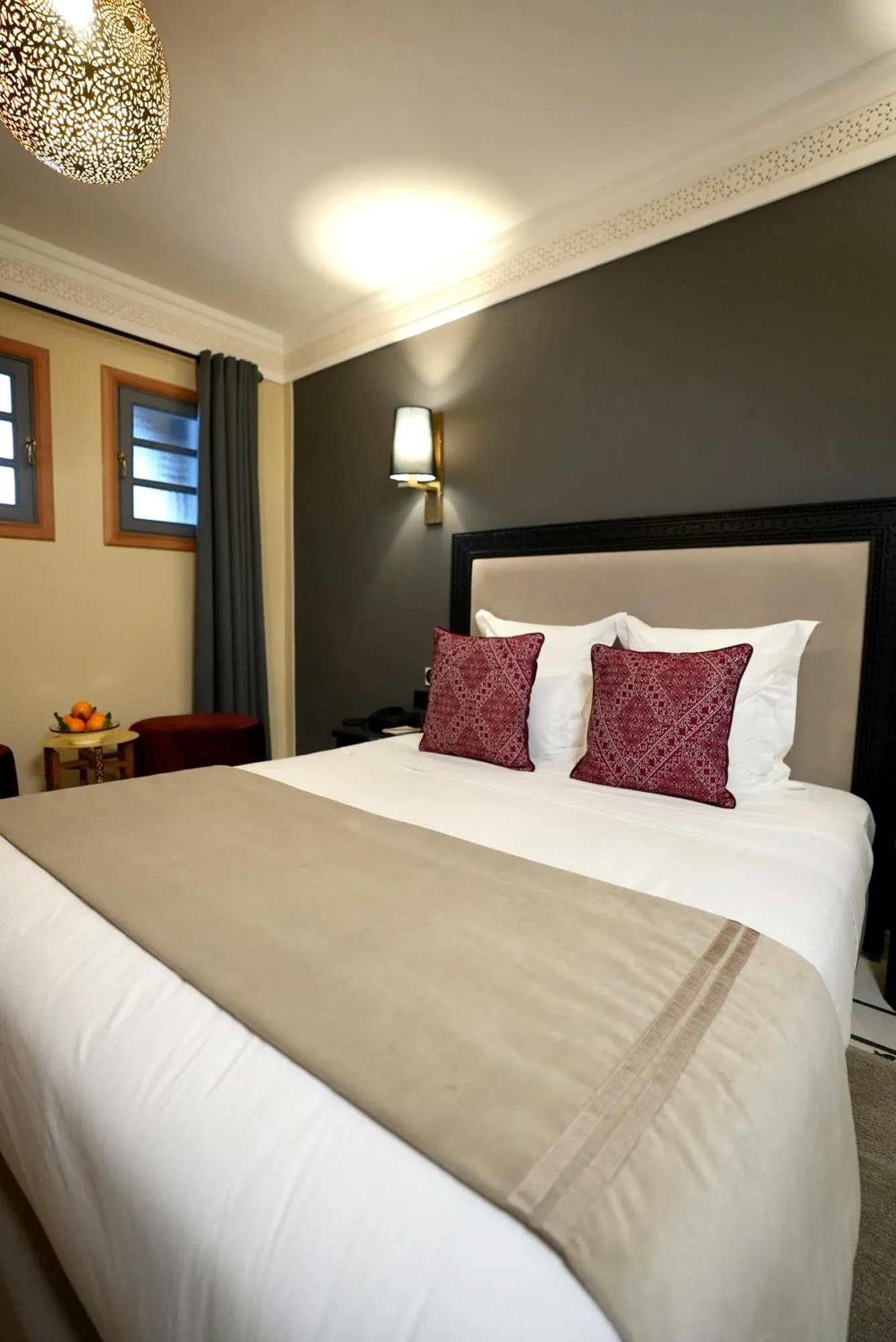Chambre d’hôtes confortable à Dar Lys Luxury Riad & Spa avec mobilier moderne