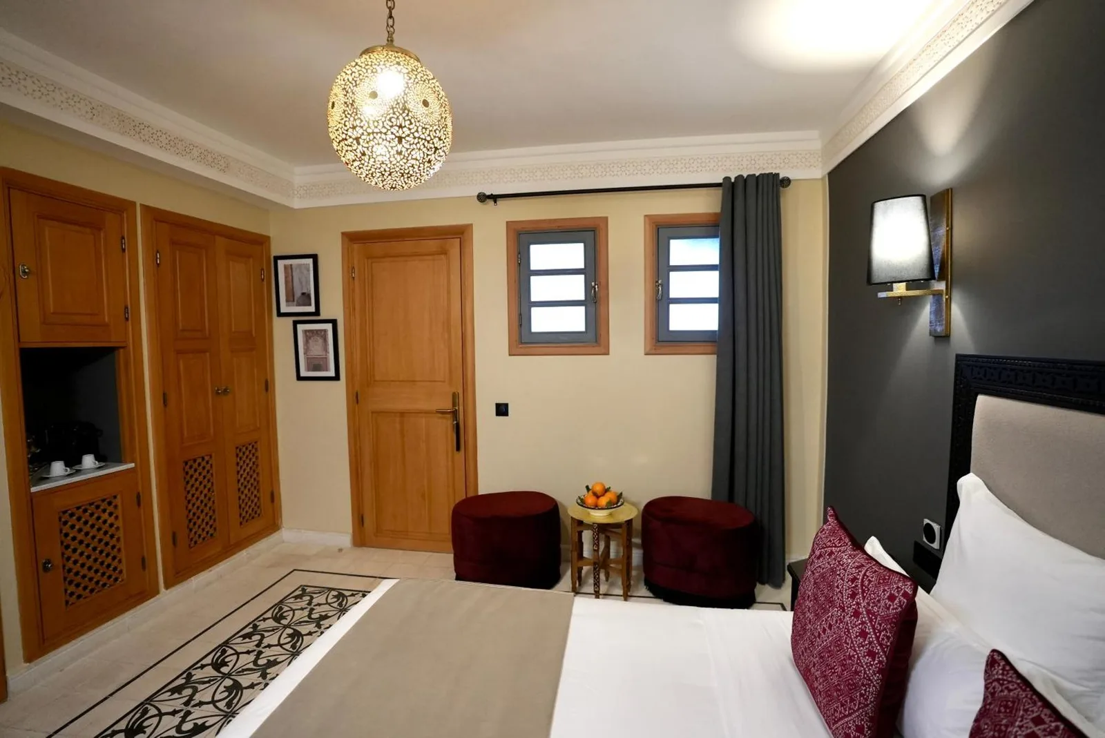 Vue d’ensemble de la chambre d’hôtes à Dar Lys Luxury Riad & Spa avec équipements