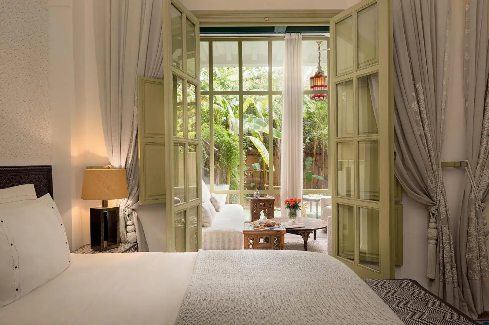 Dormitorio de Dar Rhizlane con vistas al jardín