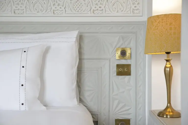 Decoración detallada junto a la cama del hotel Dar Rhizlane