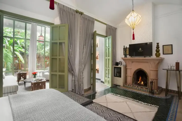 Zona de estar del hotel Dar Rhizlane con chimenea