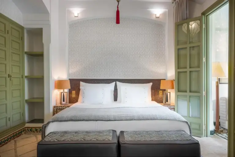 Amplio dormitorio del hotel Dar Rhizlane con servicios de lujo