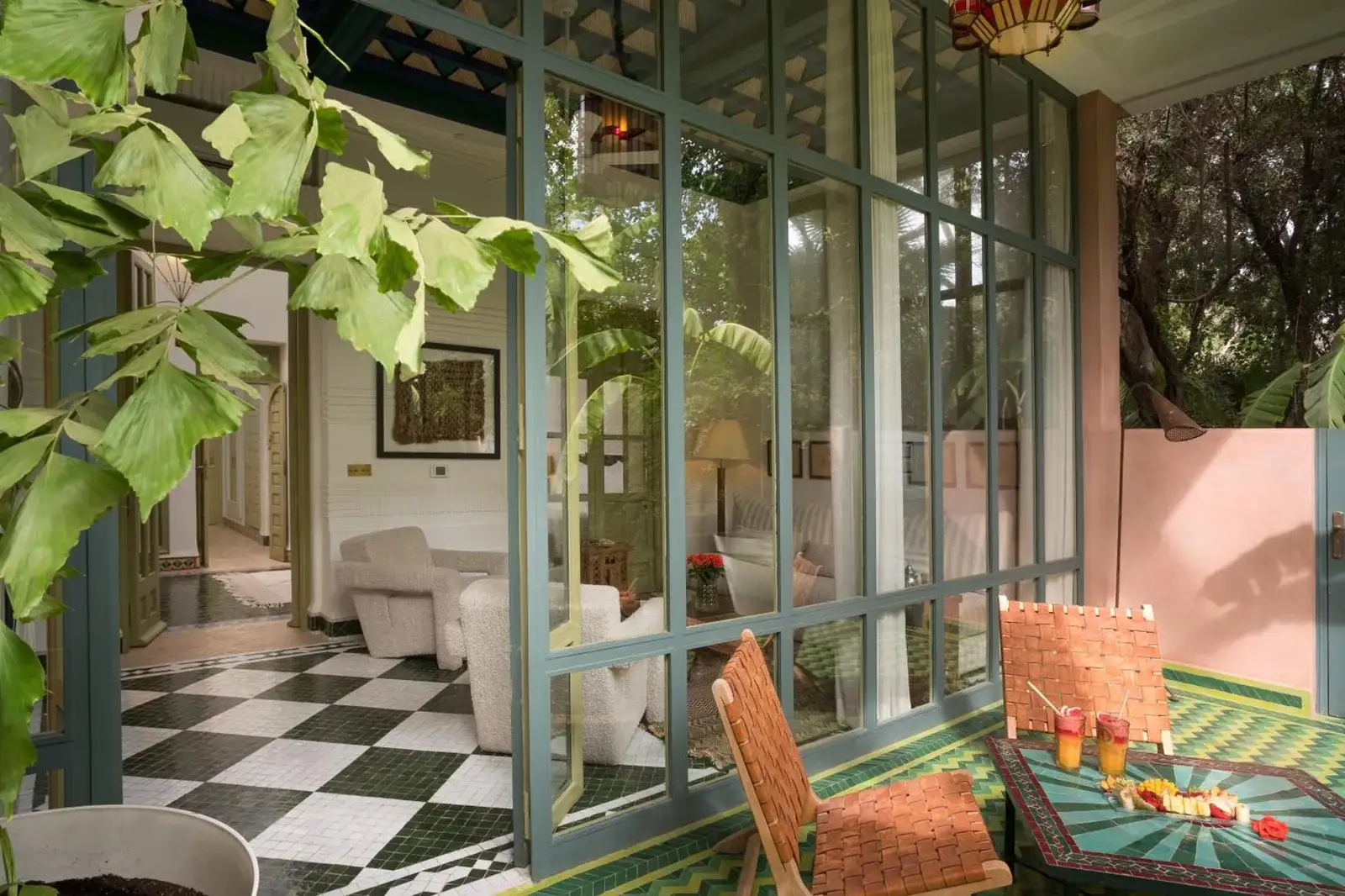 Zona de asientos exterior del hotel Dar Rhizlane